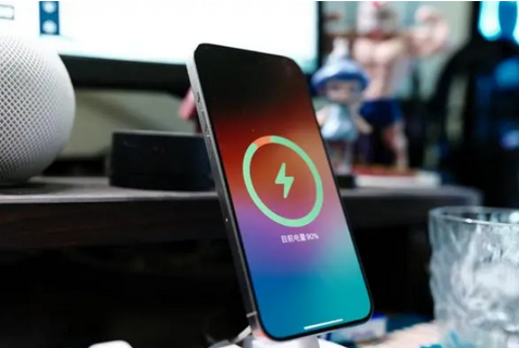 沿河苹果15换屏服务分享用什么充电器给iPhone15充电更好 